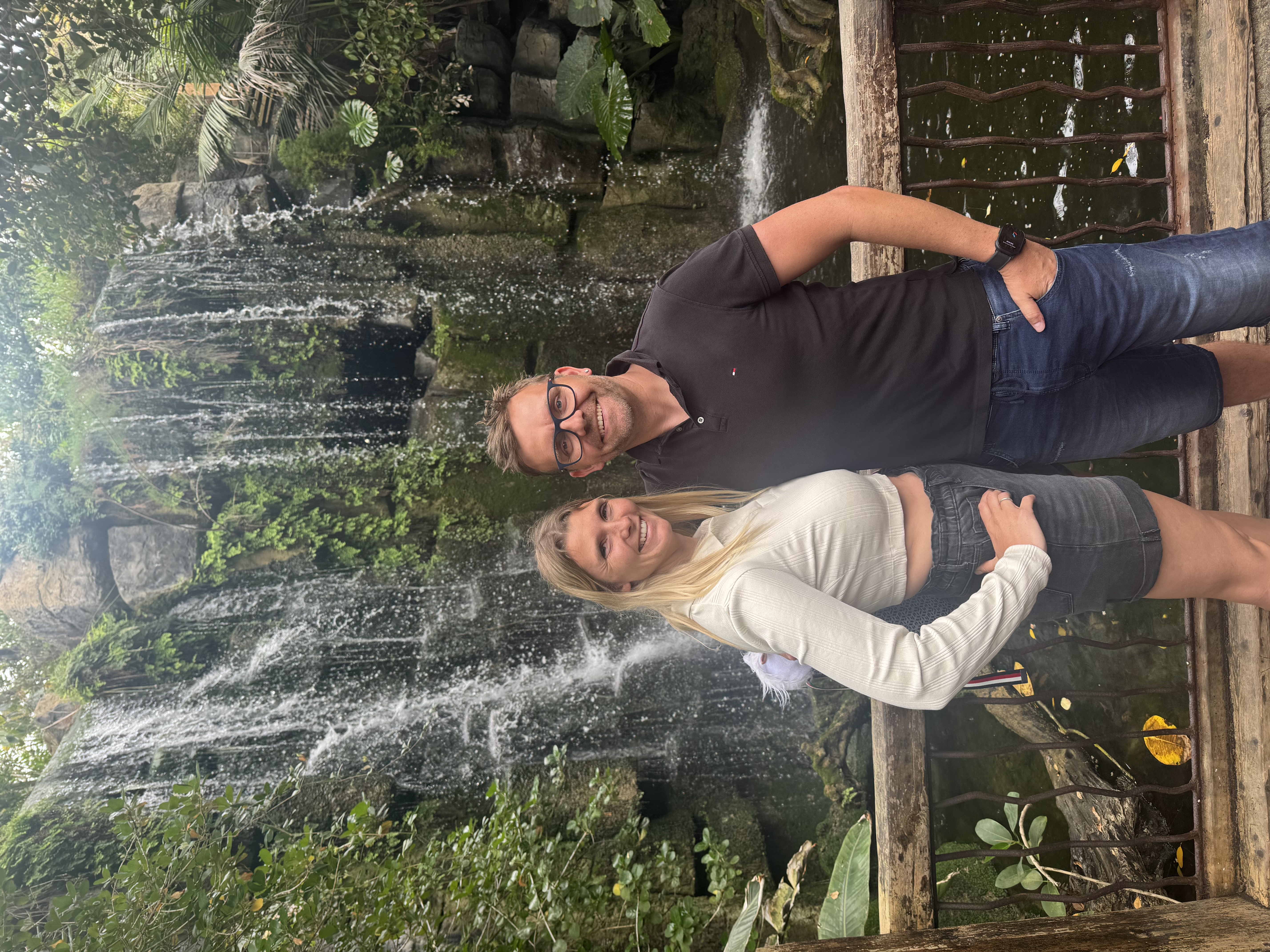 Antonia und Patrick vor einem Wasserfall